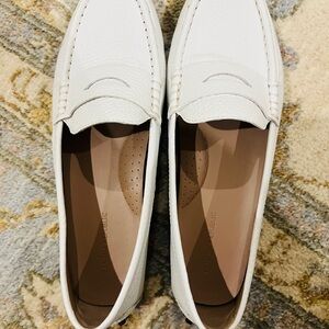 Banana Republic White Flats Moccasin-Style Loafers NWOT. Never worn!